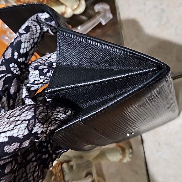 Louis Vuitton Black Epi Leather Sarah Wallet CA4039 GUC - Picture 17 of 17